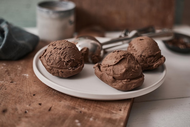 Foto prossimo piano del dessert nel piatto sul tavolo