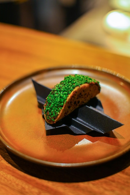 Photo close-up of dessert in plate on table