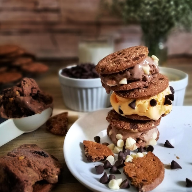 Foto prossimo piano del dessert nel piatto sul tavolo