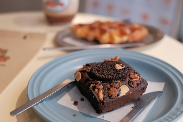 Foto prossimo piano del dessert nel piatto sul tavolo