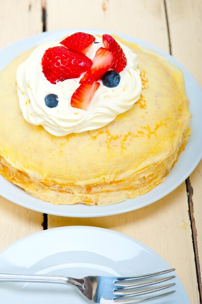 Foto prossimo piano del dessert nel piatto sul tavolo