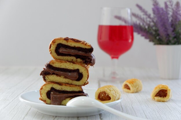 Foto prossimo piano del dessert nel piatto sul tavolo