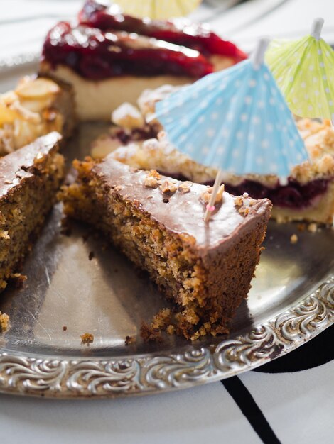 Foto prossimo piano del dessert nel piatto sul tavolo