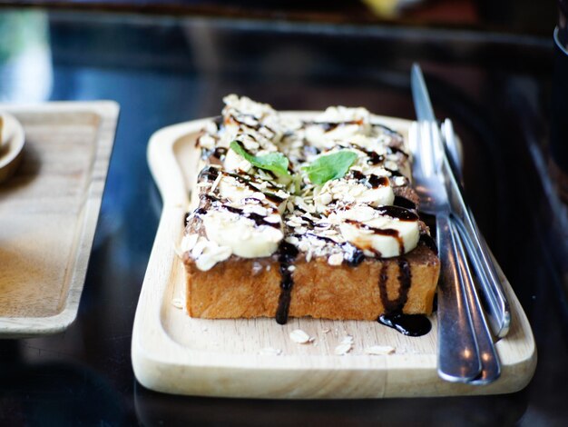 Photo close-up of dessert in plate on table