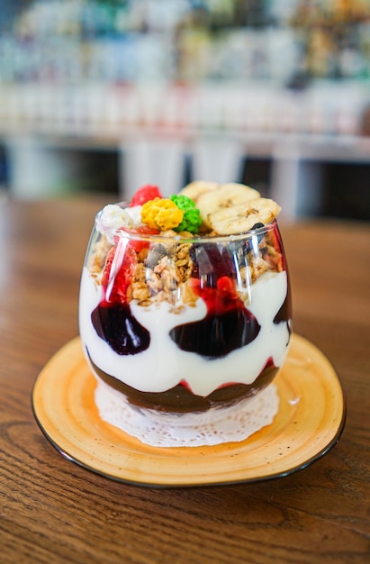 Foto prossimo piano del dessert nel piatto sul tavolo