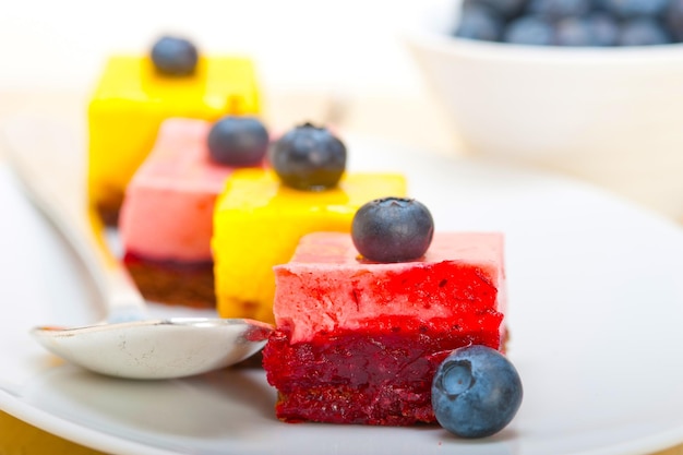 Foto prossimo piano del dessert nel piatto sul tavolo