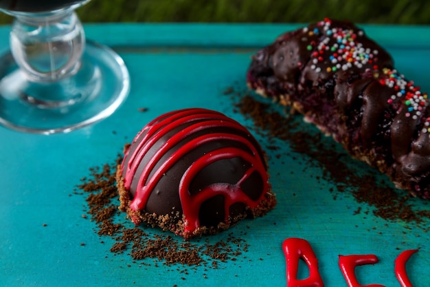 Foto prossimo piano del dessert nel piatto sul tavolo