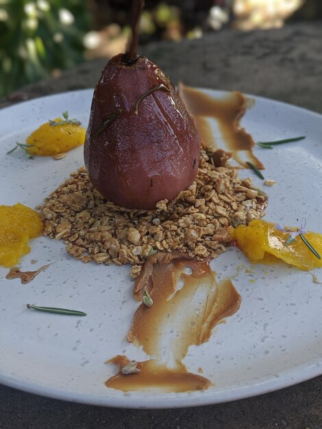 Foto prossimo piano del dessert nel piatto sul tavolo