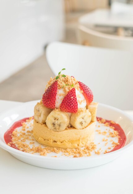 Foto prossimo piano del dessert nel piatto sul tavolo