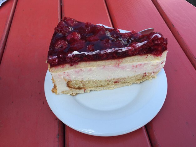 Foto close-up di un dessert in un piatto sul tavolo