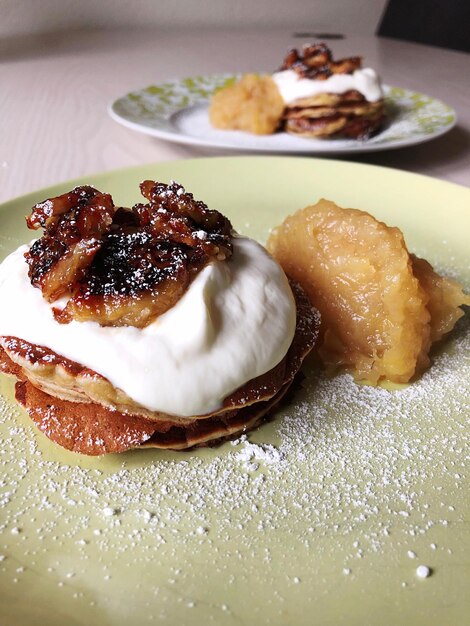 Photo close-up of dessert in plate on table