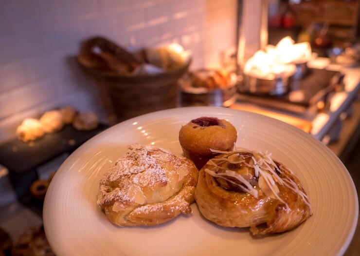 Photo close-up of dessert in plate on table
