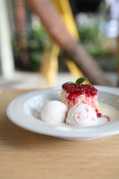 Foto prossimo piano del dessert nel piatto sul tavolo