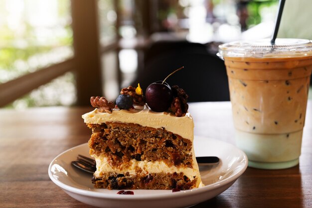 Foto prossimo piano del dessert nel piatto sul tavolo