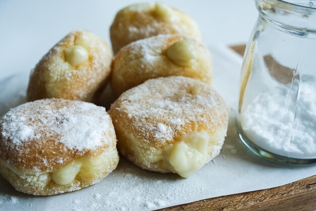 Foto prossimo piano del dessert nel piatto sul tavolo