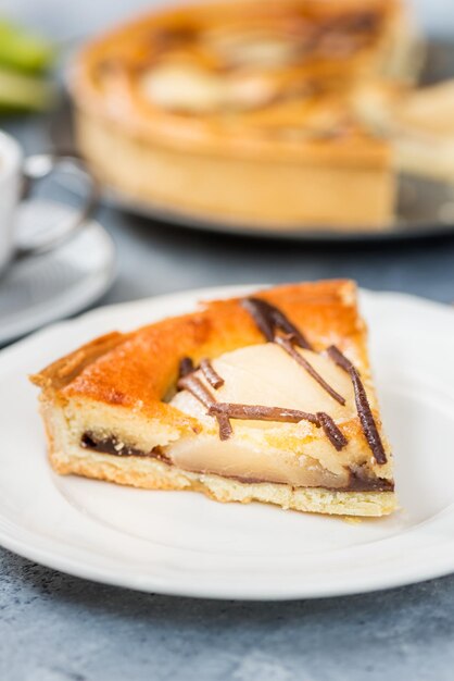 Foto prossimo piano del dessert nel piatto sul tavolo