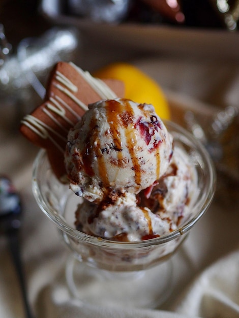 Photo close-up of dessert in plate on table