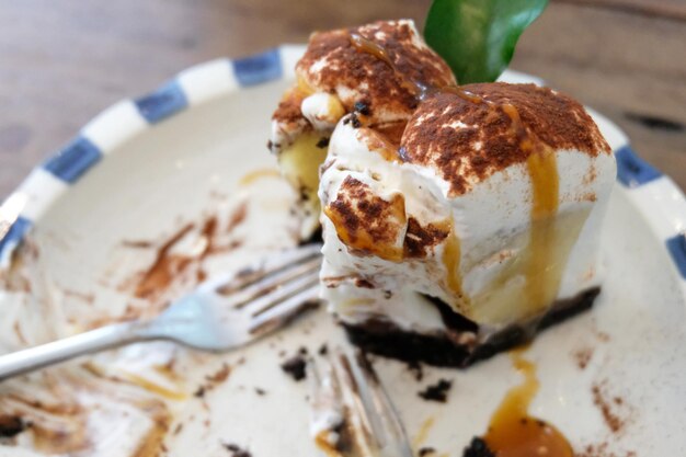 Foto prossimo piano del dessert nel piatto sul tavolo