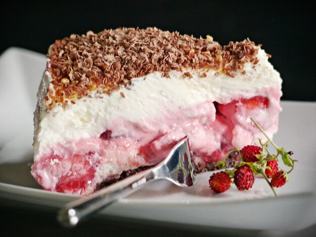 Foto prossimo piano del dessert nel piatto sul tavolo