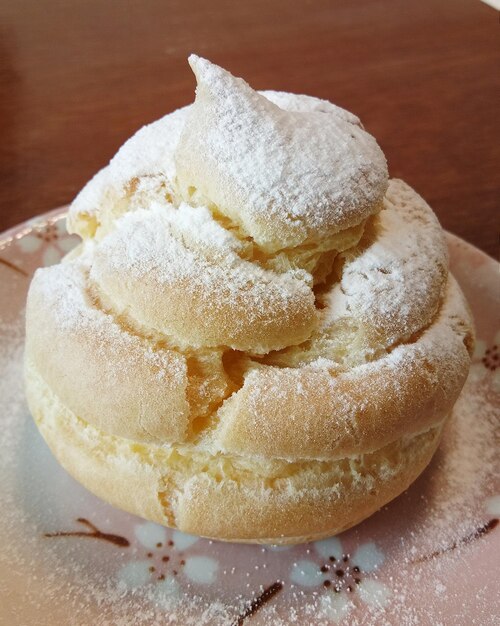 Foto prossimo piano del dessert nel piatto sul tavolo