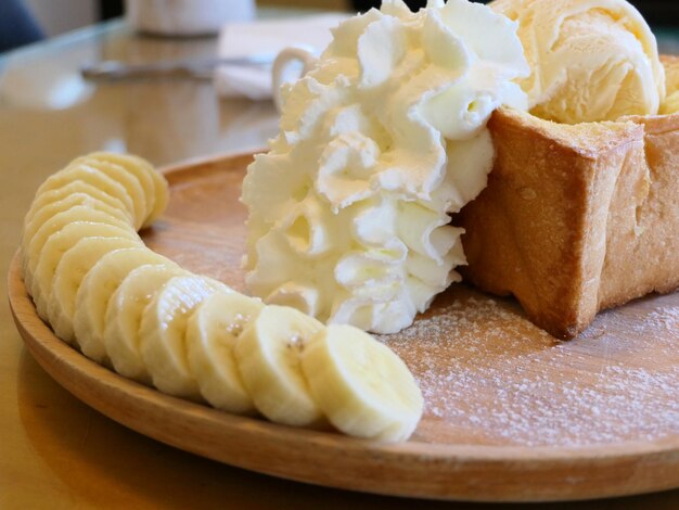 Foto close-up di un dessert in un piatto sul tavolo