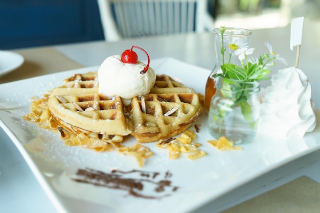 Photo close-up of dessert in plate on table