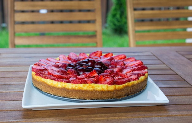 Foto prossimo piano del dessert nel piatto sul tavolo