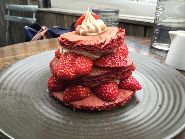 Photo close-up of dessert in plate on table