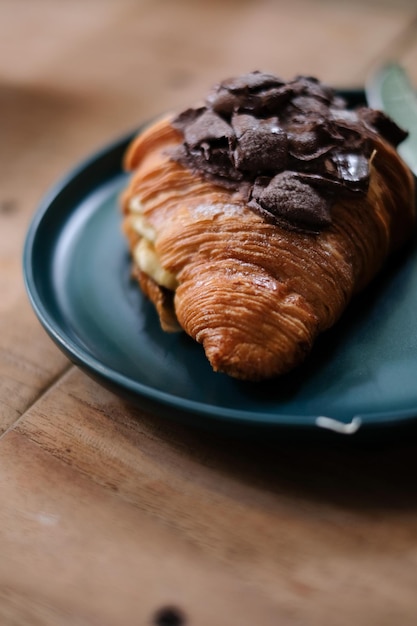 Foto prossimo piano del dessert nel piatto sul tavolo.