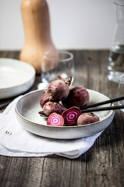 Foto prossimo piano del dessert nel piatto sul tavolo