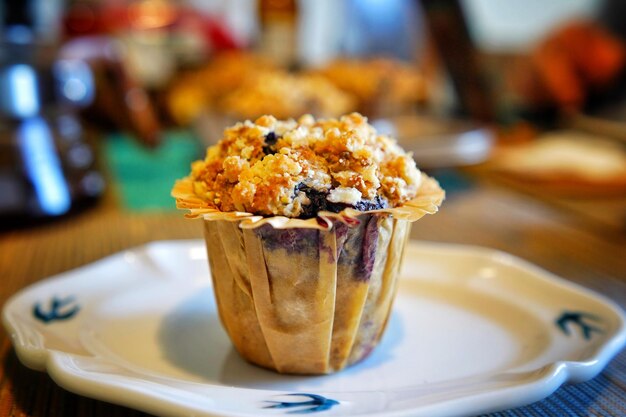 Photo close-up of dessert in plate on table