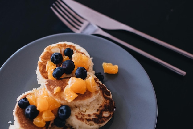 Foto prossimo piano del dessert nel piatto