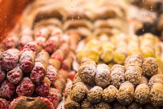 Photo close-up of dessert seen through glass