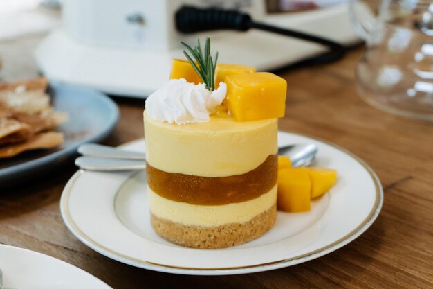 Photo close-up of dessert served in plate on table