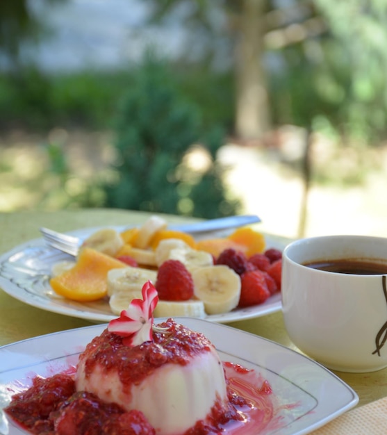 Photo close-up of dessert served on table