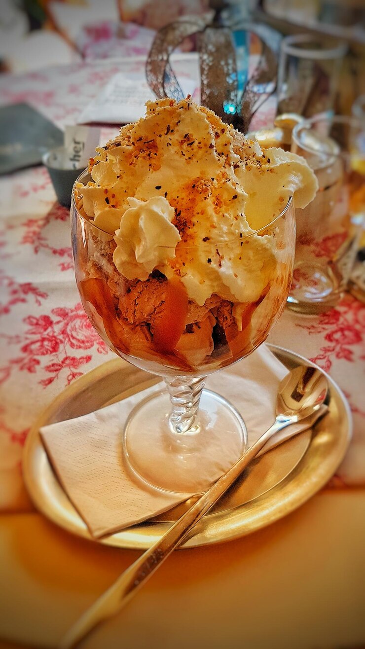 Photo close-up of dessert served on table