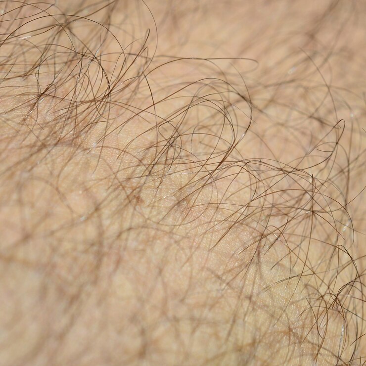 फोटो close up detail of human skin with hair. mans hairy leg