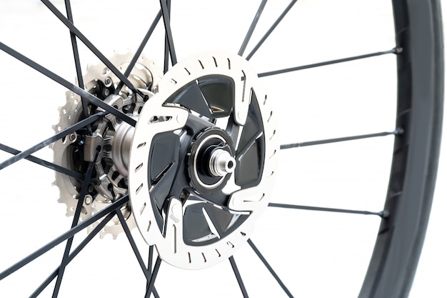 Закройте вверх по детали нового гидравлического дискового тормоза для дорожного велосипеда. Новый дисковый тормоз roadbike на белой предпосылке.