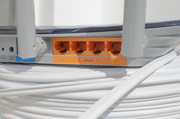 Foto close-up detail van een moderne wifi-router met meerdere ingangen en poorten voor kabelverbindingen die internettechnologie en verbindingen vertegenwoordigen