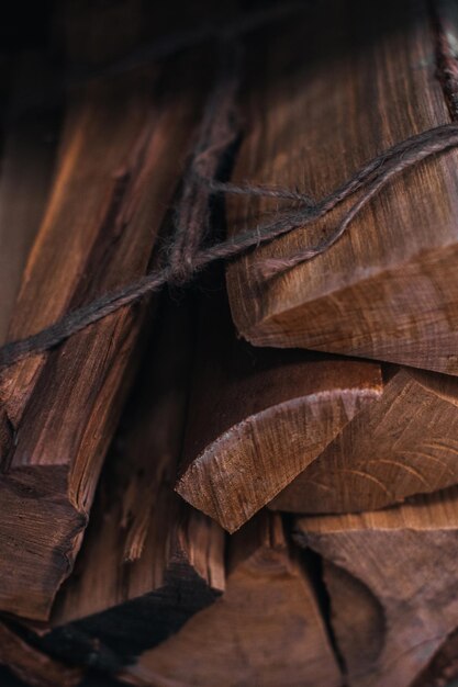 Foto close-up detail van gesneden blokken van een boom vastgebonden met een touw achtergrond met natuurlijke textuur