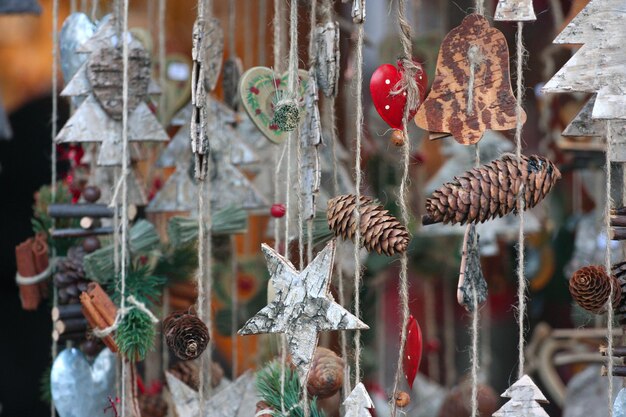 크리스마스 시장의 세부 사항을 닫습니다. 크리스마스 트리 장식. 오스트리아의 비엔나