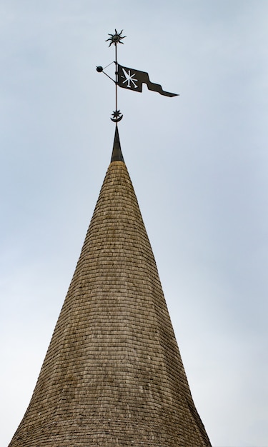 Close-up detailweergave van windwijzer op het dak van de toren van het oude kasteel Kamianets-Podilskyi