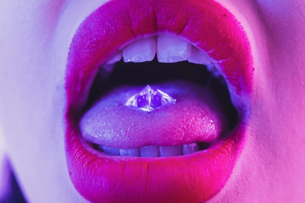 Photo close-up of diamond in mouth