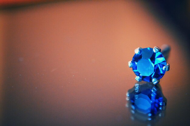 Photo close-up of diamond on table