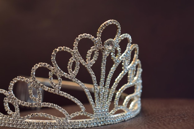 Foto close-up di una tiara di diamanti su un tavolo sullo sfondo nero