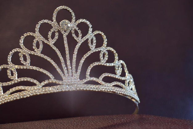 Foto close-up di una tiara di diamanti sul tavolo su sfondo nero