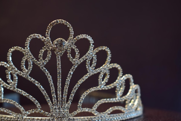 Foto close-up di una tiara di diamanti su un tavolo sullo sfondo nero