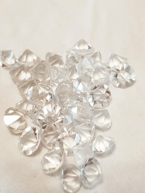 Photo close-up of diamonds on table