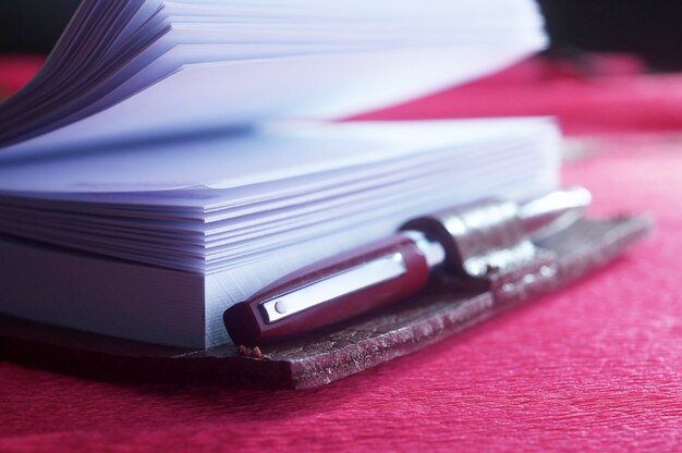 Photo close-up of diary and pen on table