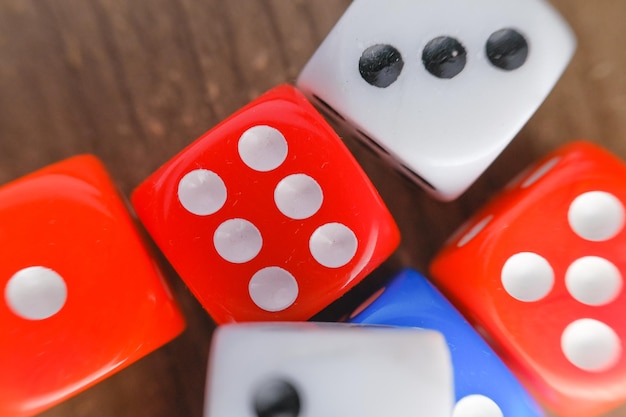 Photo close-up of dice on table